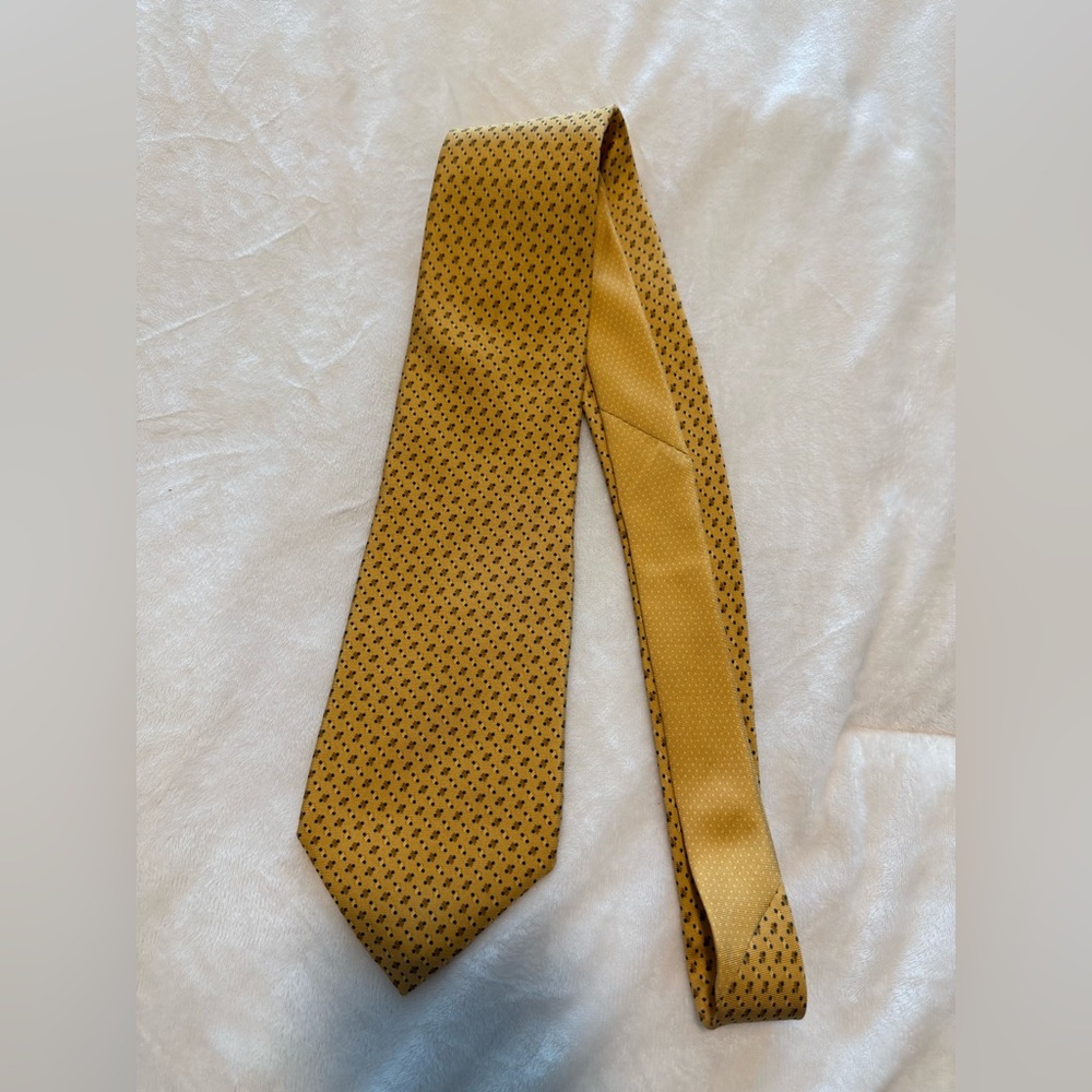 Tommy Hilfiger vintage silk necktie. In prefect condition.